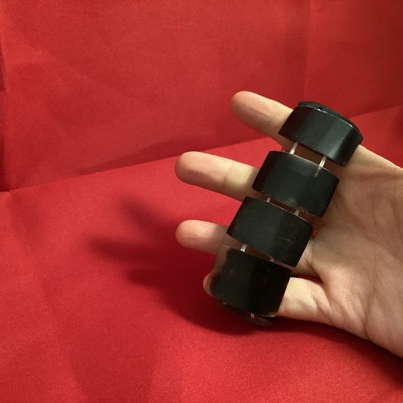 Elastic brown horn (?) pieces bracelet - Picture 5 of 9